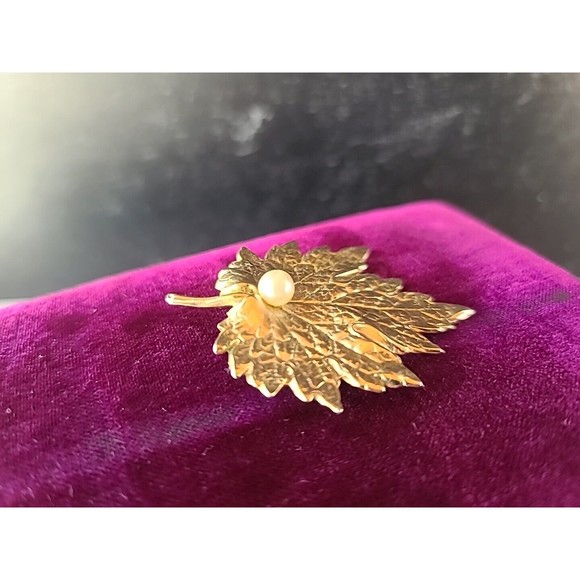 Vintage NAPIER Signed MAPLE LEAF PIN Gold Tone Brooch w/ Faux Pearl - Picture 2 of 10